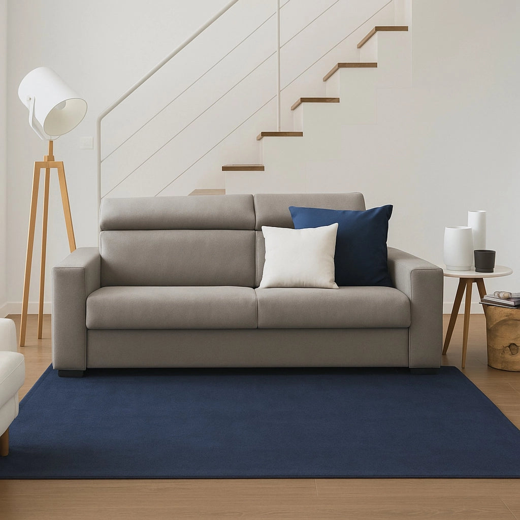 Divano fisso Aggius, Divano a 2 posti Large, Made in Italy, Sofà Soggiorno, in tessuto imbottito, con poggiatesta regolabili e Braccioli slim, cm 200x95h85, Tortora