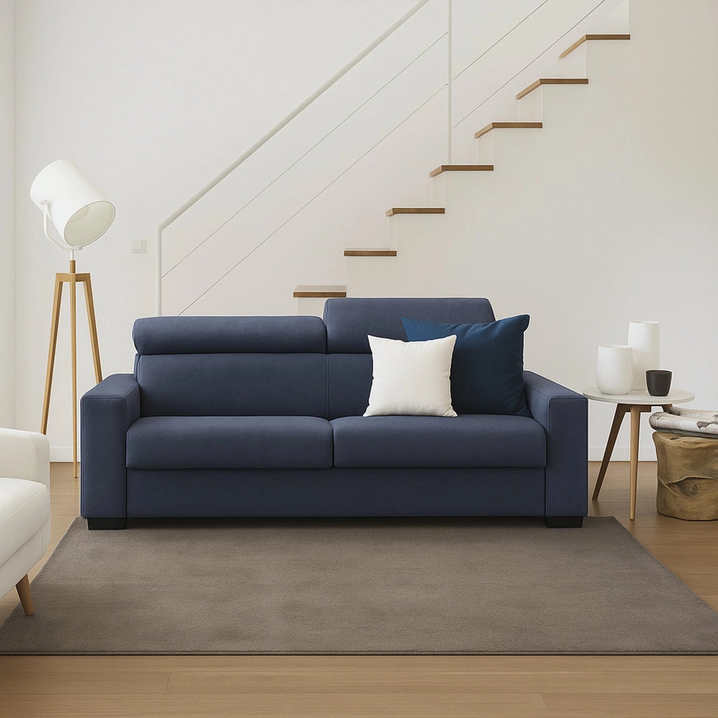 Divano fisso Aggius, Divano a 2 posti Large, Made in Italy, Sofà Soggiorno, in tessuto imbottito, con poggiatesta regolabili e Braccioli slim, cm 180x95h85, Blu