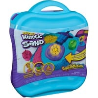 Kinetic Sand, Set di Gioco Squish Motion, Sabbia Colorata Rosa, Gialla, Blu, Sabbia Cinetica 453g, 5 Accessori, Comoda Valigetta. Giocattoli per Bambini e Bambine, 3+ anni, Gioco di sabbia