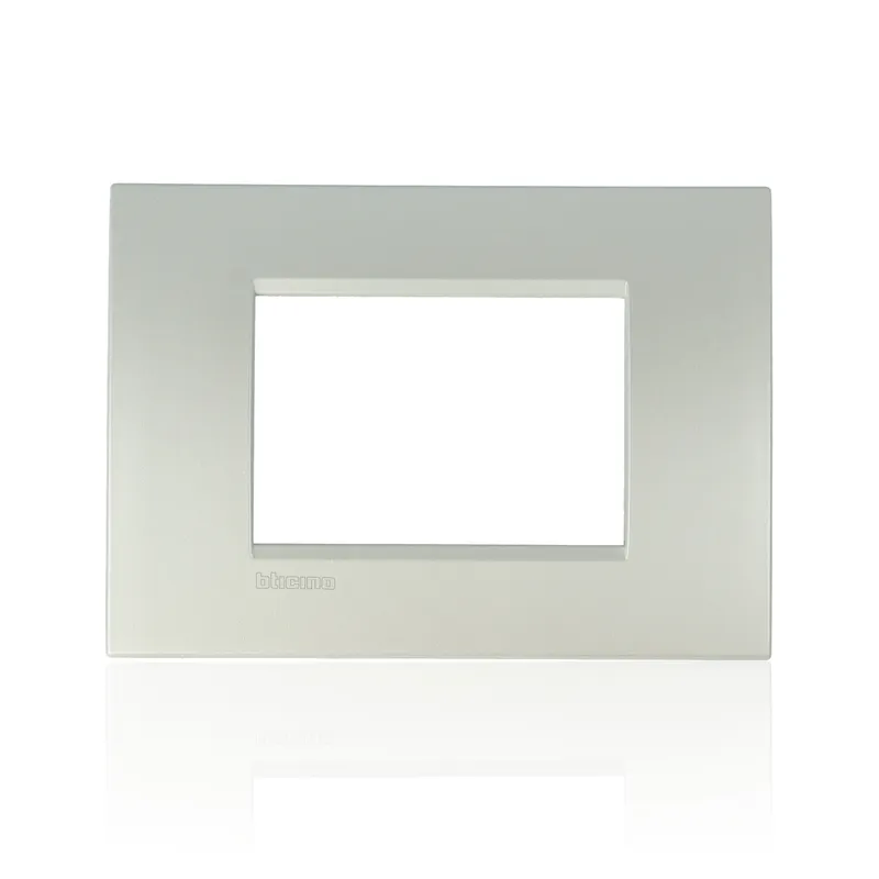 Lna4803ag - Placca Quadra 3 Moduli - Argento - Livinglight - Bticino Lna4803ag - Placca Quadra 3 Moduli - Argento - Livinglight - Bticino