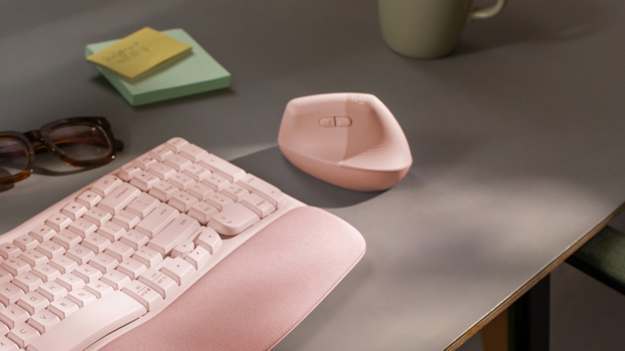 MOUSE WIRELESS LOGITECH LIFT VERTICAL, Collegamento Bluetooth, Ingresso: Otticamente a diodi laser, Scrolling 4 direzioni, Risoluzione max 4000 dpi, forma ergonomica, ROSA