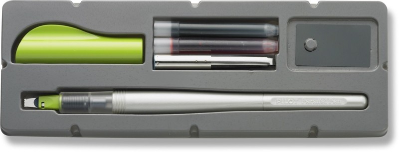 Pilot Pack di penna stilografica Parallel Pen da 38 mm - Punta in acciaio - Corsa da 38 mm - 2 ricariche kit per la pulizia interna ed esterna - Colore nero/rosso